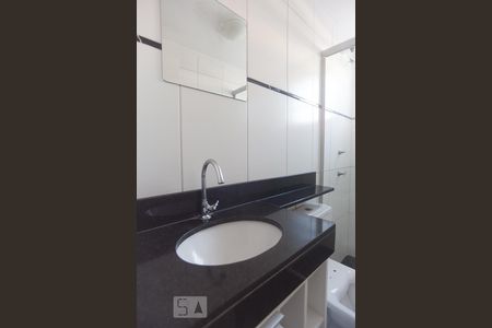 Banheiro de apartamento à venda com 2 quartos, 46m² em Loteamento Parque São Martinho, Campinas