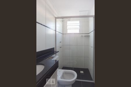 Banheiro de apartamento à venda com 2 quartos, 46m² em Loteamento Parque São Martinho, Campinas