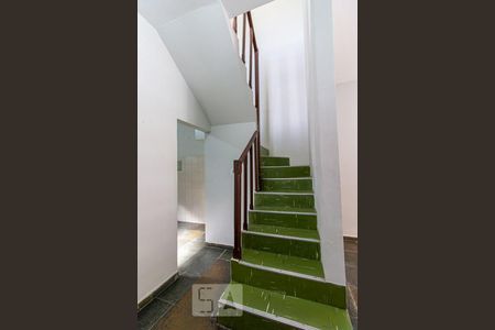 Escadas de casa à venda com 2 quartos, 75m² em Floramar, Belo Horizonte