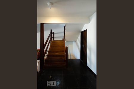 Casa à venda com 465m², 5 quartos e sem vagaHall de acesso ao andar superior