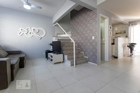 Casa à venda com 130m², 3 quartos e 2 vagas Casa à venda com 130m², 3 quartos e 2 vagasSala