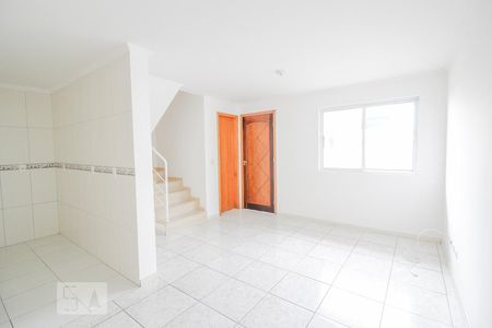 Sala de casa de condomínio para alugar com 3 quartos, 90m² em Uberaba, Curitiba