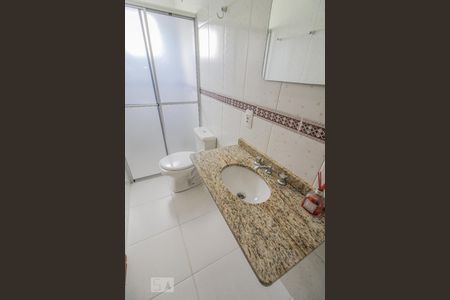 Banheiro Suite 1 de casa de condomínio para alugar com 3 quartos, 90m² em Uberaba, Curitiba