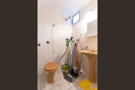 Banheiro de Serviço  de casa de condomínio à venda com 3 quartos, 540m² em Chácara Malota, Jundiaí