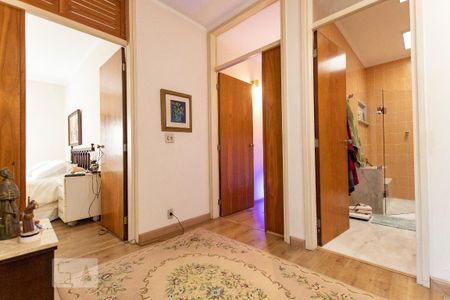 Casa de condomínio à venda com 540m², 3 quartos e 6 vagas Casa de condomínio à venda com 540m², 3 quartos e 6 vagasHall Suite - Lavabo - Piso Superior