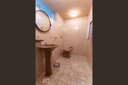 Casa de condomínio à venda com 540m², 3 quartos e 6 vagas Casa de condomínio à venda com 540m², 3 quartos e 6 vagasLavabo - Piso Inferior