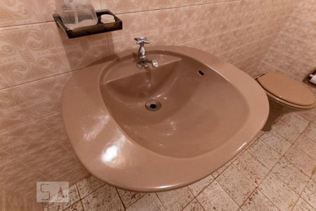 Casa de condomínio à venda com 540m², 3 quartos e 6 vagas Casa de condomínio à venda com 540m², 3 quartos e 6 vagasLavabo - Piso Inferior