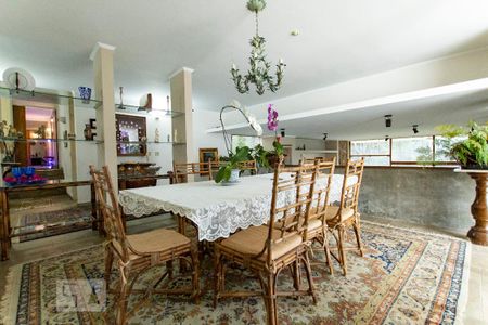 Casa de condomínio à venda com 540m², 3 quartos e 6 vagas Casa de condomínio à venda com 540m², 3 quartos e 6 vagasSala 2