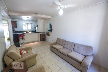 Sala de Estar de casa de condomínio para alugar com 3 quartos, 190m² em Morro do Espelho, São Leopoldo
