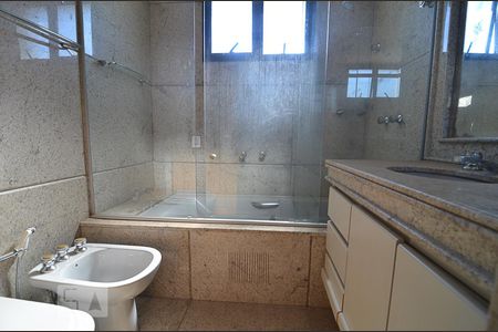 Banheiro da Suíte 1 de apartamento para alugar com 3 quartos, 344m² em Belvedere, Belo Horizonte