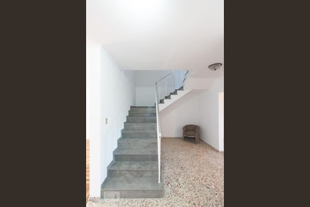 Escada de casa para alugar com 3 quartos, 316m² em Parque Colonial, São Paulo
