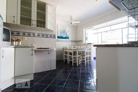 Cozinha de apartamento à venda com 2 quartos, 82m² em Vila Assunção, Porto Alegre