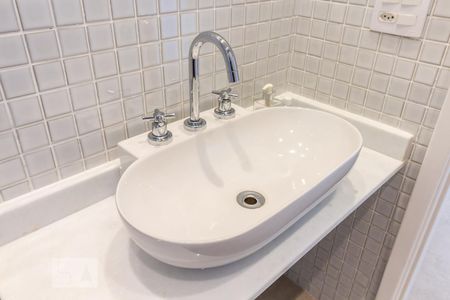 Detalhe do Banheiro do Corredor de apartamento à venda com 2 quartos, 70m² em Alphaville, Barueri