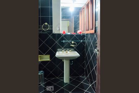 Apartamento à venda com 250m², 3 quartos e 2 vagas Apartamento à venda com 250m², 3 quartos e 2 vagasBanheiro suíte