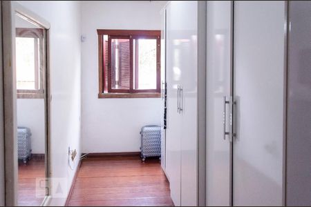 Apartamento à venda com 250m², 3 quartos e 2 vagas Apartamento à venda com 250m², 3 quartos e 2 vagasCloset