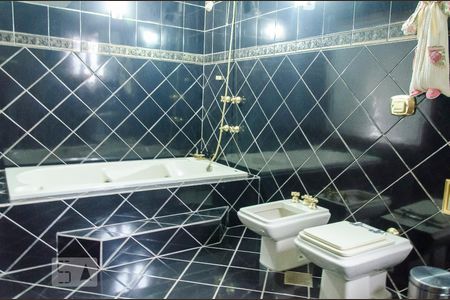 Apartamento à venda com 250m², 3 quartos e 2 vagas Apartamento à venda com 250m², 3 quartos e 2 vagasBanheiro suíte