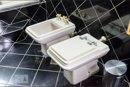 Apartamento à venda com 250m², 3 quartos e 2 vagas Apartamento à venda com 250m², 3 quartos e 2 vagasBanheiro suíte