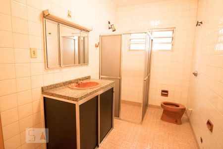 Banheiro  de casa à venda com 4 quartos, 194m² em Vila Camilópolis, Santo André
