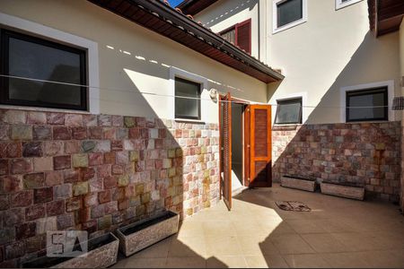 Casa de condomínio à venda com 480m², 5 quartos e 2 vagas Casa de condomínio à venda com 480m², 5 quartos e 2 vagasÁrea Externa - Suíte