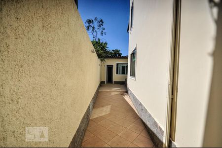 Casa de condomínio à venda com 480m², 5 quartos e 2 vagas Casa de condomínio à venda com 480m², 5 quartos e 2 vagasÁrea Externa - Lateral Casa