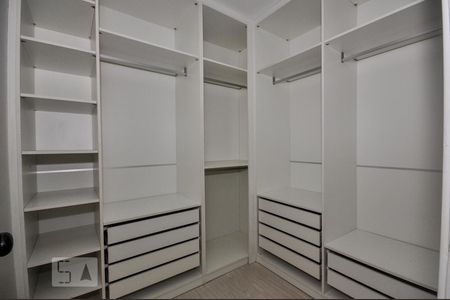 Casa de condomínio à venda com 480m², 5 quartos e 2 vagas Casa de condomínio à venda com 480m², 5 quartos e 2 vagasCloset Quarto 2