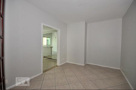 Casa de condomínio à venda com 480m², 5 quartos e 2 vagas Casa de condomínio à venda com 480m², 5 quartos e 2 vagasSala de TV