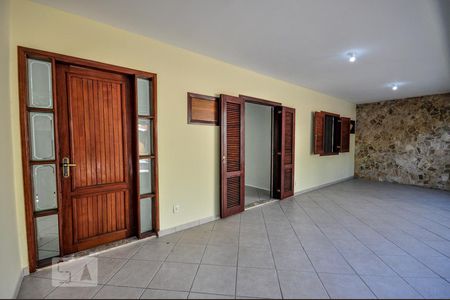Casa de condomínio à venda com 480m², 5 quartos e 2 vagas Casa de condomínio à venda com 480m², 5 quartos e 2 vagasVaranda - Entrada Sala