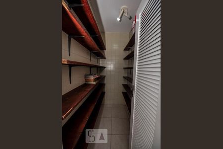 Casa de condomínio à venda com 480m², 5 quartos e 2 vagas Casa de condomínio à venda com 480m², 5 quartos e 2 vagasCozinha - Despensa