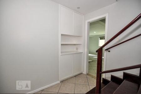 Casa de condomínio à venda com 480m², 5 quartos e 2 vagas Casa de condomínio à venda com 480m², 5 quartos e 2 vagasCorredor - Acesso 2o Andar