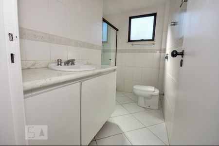 Casa de condomínio à venda com 480m², 5 quartos e 2 vagas Casa de condomínio à venda com 480m², 5 quartos e 2 vagasBanheiro Social 2