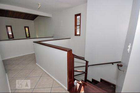 Casa de condomínio à venda com 480m², 5 quartos e 2 vagas Casa de condomínio à venda com 480m², 5 quartos e 2 vagasEscada Acesso 2o Andar