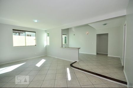 Sala de casa de condomínio para alugar com 5 quartos, 480m² em Anil, Rio de Janeiro