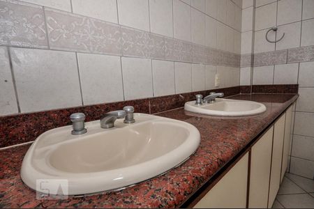 Casa de condomínio à venda com 480m², 5 quartos e 2 vagas Casa de condomínio à venda com 480m², 5 quartos e 2 vagasBanheiro Suíte