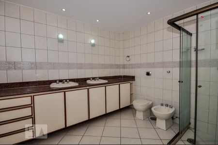 Casa de condomínio à venda com 480m², 5 quartos e 2 vagas Casa de condomínio à venda com 480m², 5 quartos e 2 vagasBanheiro Suíte