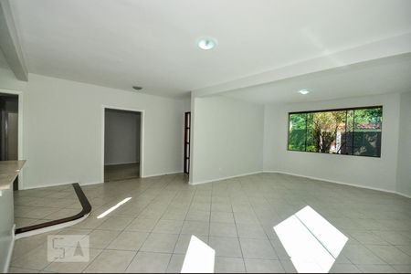 Sala de casa de condomínio para alugar com 5 quartos, 480m² em Anil, Rio de Janeiro