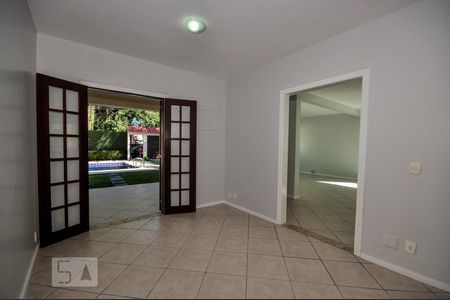 Sala de TV de casa de condomínio para alugar com 5 quartos, 480m² em Anil, Rio de Janeiro