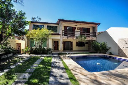 Casa de condomínio à venda com 480m², 5 quartos e 2 vagas Casa de condomínio à venda com 480m², 5 quartos e 2 vagasFachada - Piscina