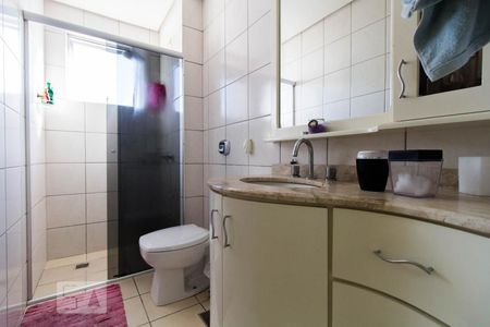 Banheiro de apartamento à venda com 2 quartos, 68m² em Cavalhada, Porto Alegre