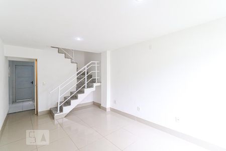 Sala de casa de condomínio para alugar com 2 quartos, 80m² em Vargem Grande, Rio de Janeiro