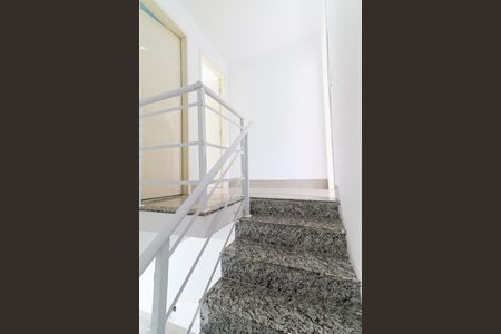 Escada de casa de condomínio para alugar com 2 quartos, 80m² em Vargem Grande, Rio de Janeiro