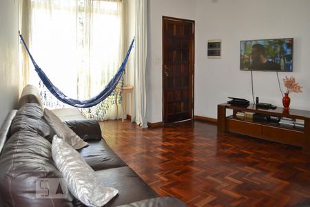 Casa à venda com 180m², 3 quartos e 2 vagasSala