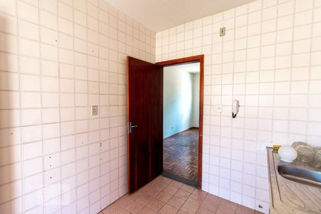 Cozinha de apartamento à venda com 2 quartos, 60m² em Santa Mônica, Belo Horizonte