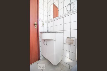 Banheiro de apartamento para alugar com 2 quartos, 55m² em João Pinheiro, Belo Horizonte