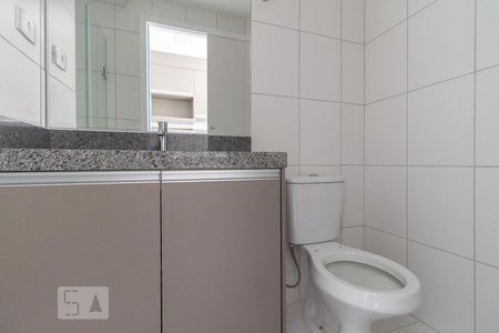 Banheiro de kitnet/studio para alugar com 1 quarto, 28m² em Centro, Curitiba