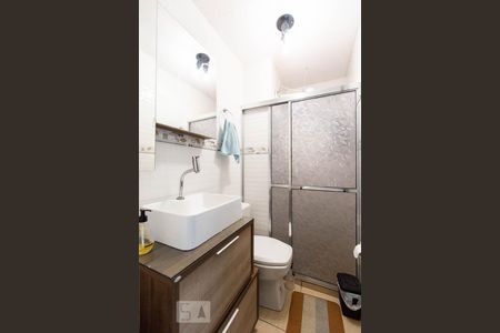 Banheiro de apartamento à venda com 2 quartos, 65m² em Partenon, Porto Alegre