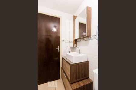 Banheiro de apartamento à venda com 2 quartos, 65m² em Partenon, Porto Alegre