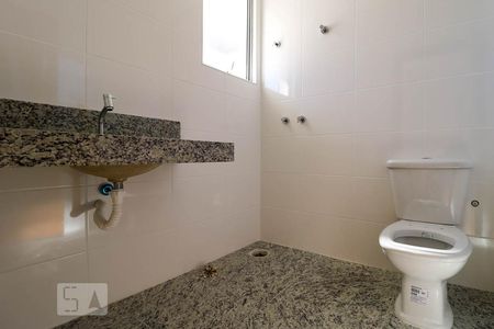 Banheiro de kitnet/studio para alugar com 1 quarto, 36m² em Funcionários, Belo Horizonte