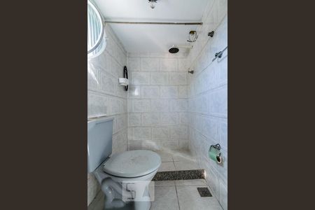 Banheiro de kitnet/studio para alugar com 1 quarto, 50m² em Olaria, Rio de Janeiro