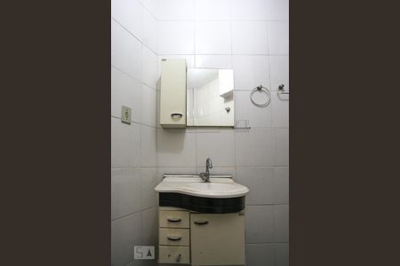 Banheiro de kitnet/studio para alugar com 1 quarto, 30m² em Centro, São Paulo