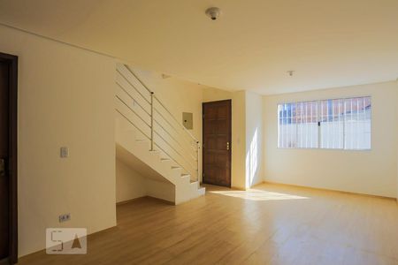 Sala de casa de condomínio para alugar com 3 quartos, 75m² em Jardim Santa Cruz, São Paulo